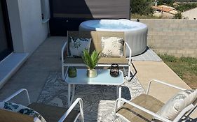Agreable Villa Recente Au Coeur D'Un Charmant Petit Village
