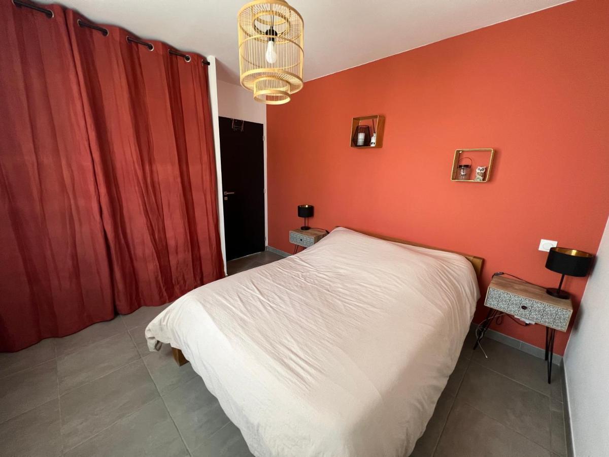Agreable Villa Recente Au Coeur D'Un Charmant Petit Village Sernhac Extérieur photo