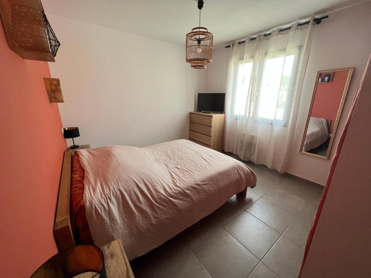 Agreable Villa Recente Au Coeur D'Un Charmant Petit Village Sernhac Extérieur photo