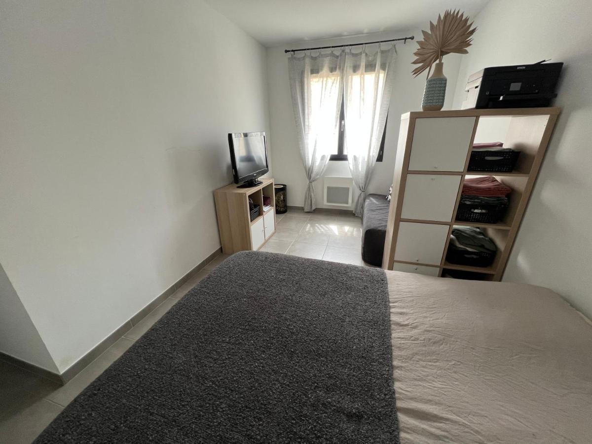 Agreable Villa Recente Au Coeur D'Un Charmant Petit Village Sernhac Extérieur photo